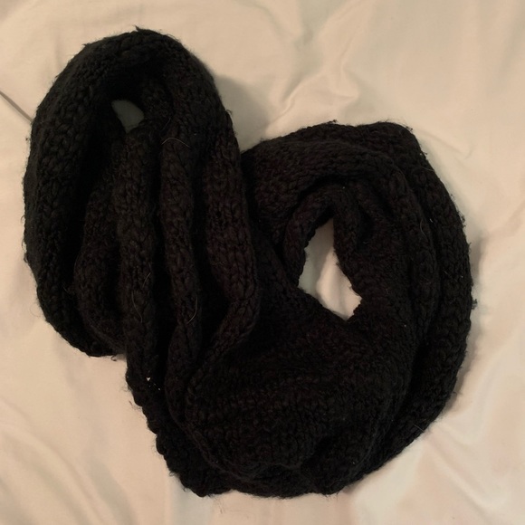 Chunky knit black scarf - Picture 2 of 3